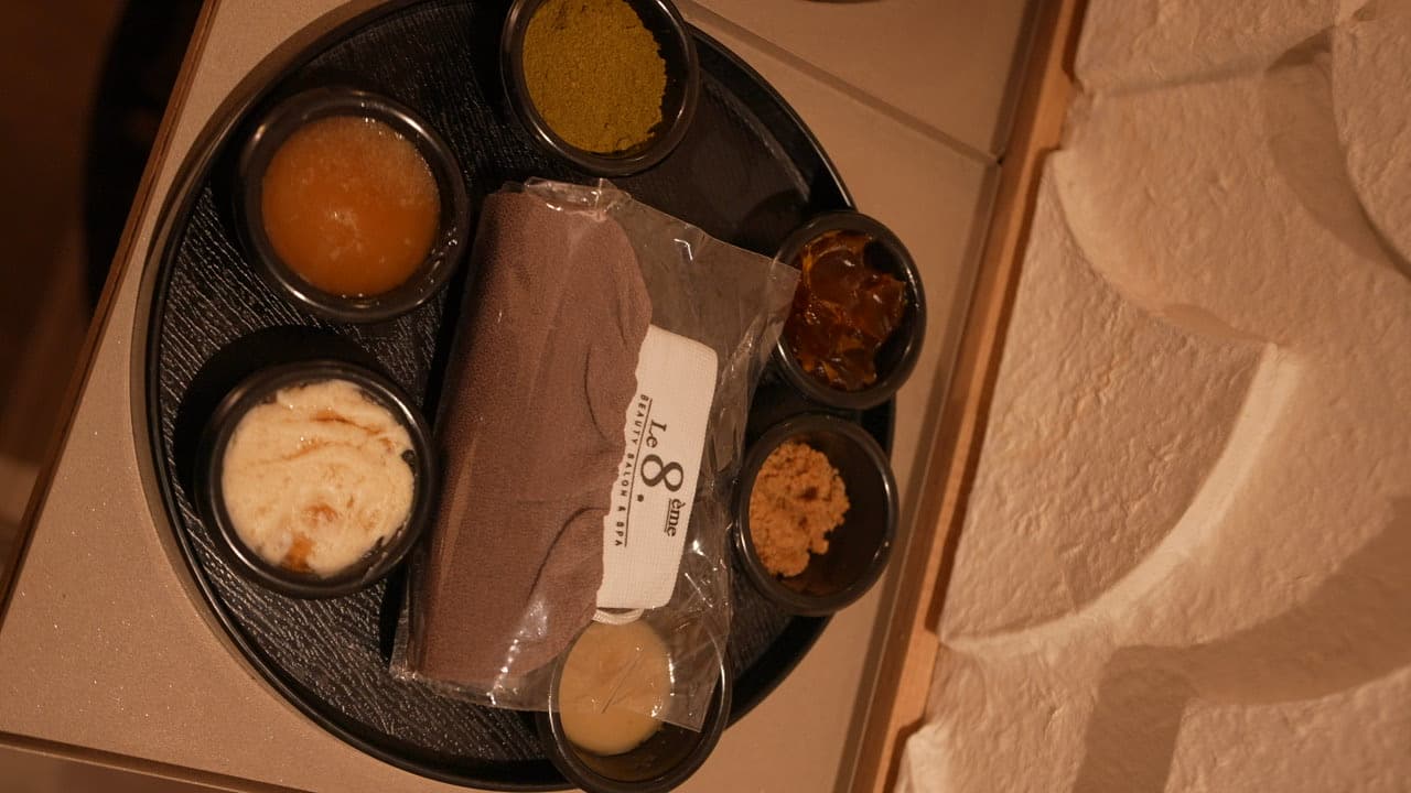 Le plateau du rituel : savon noir, ghassoul, henné et gant Le 8ème