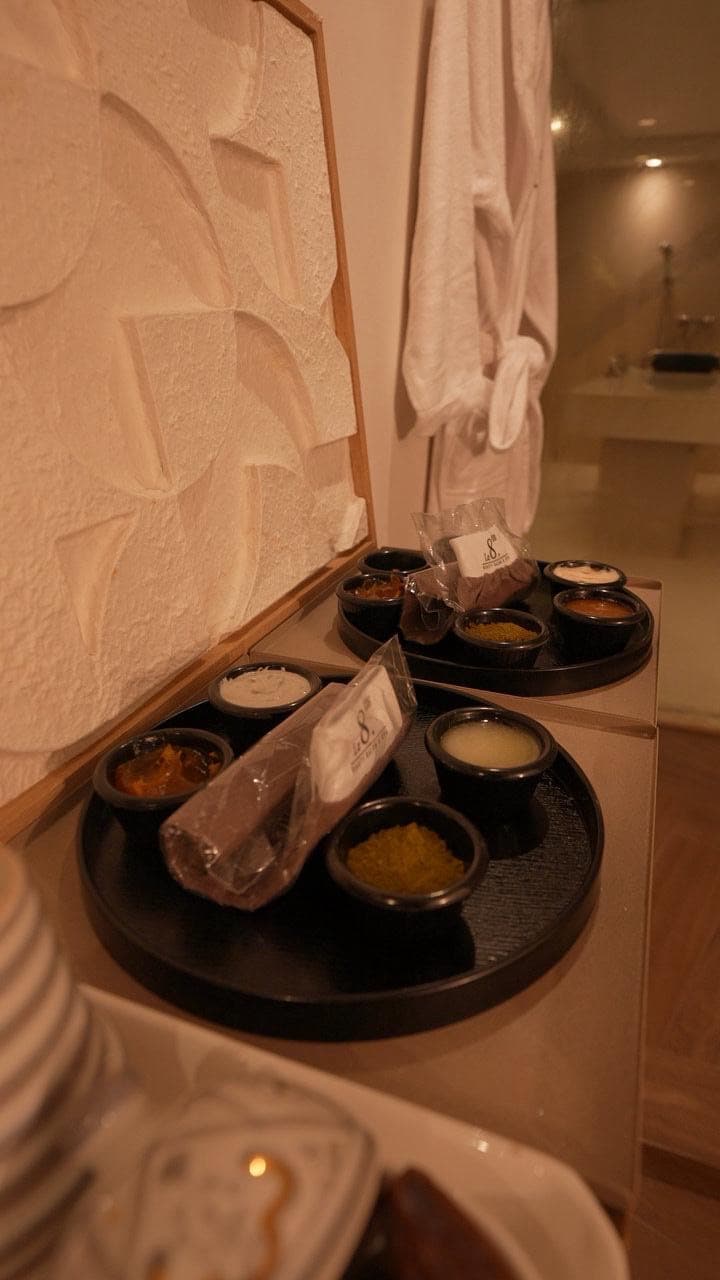 Les plateaux de soins dressés devant le mur sculpté