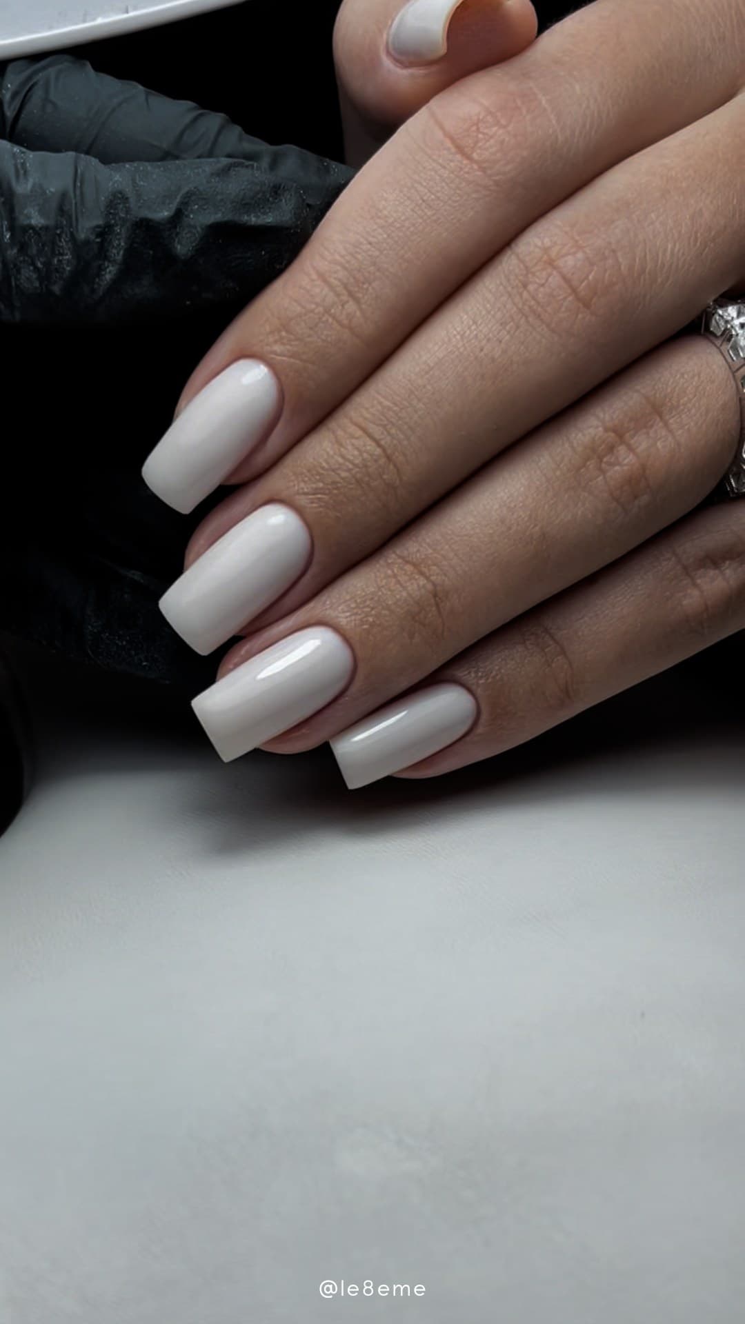 Ongles carrés blanc laiteux, finition brillante