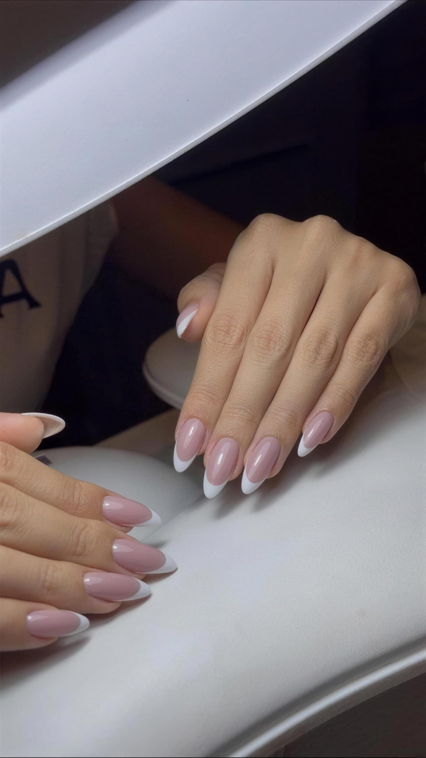 French gel sur ongles amande, tenue longue