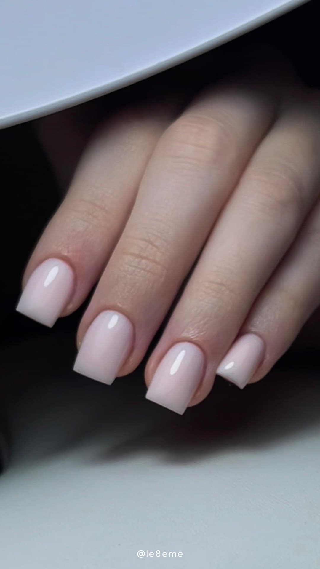 Ongles carrés en gel nude, finition brillante — réalisation @le8eme