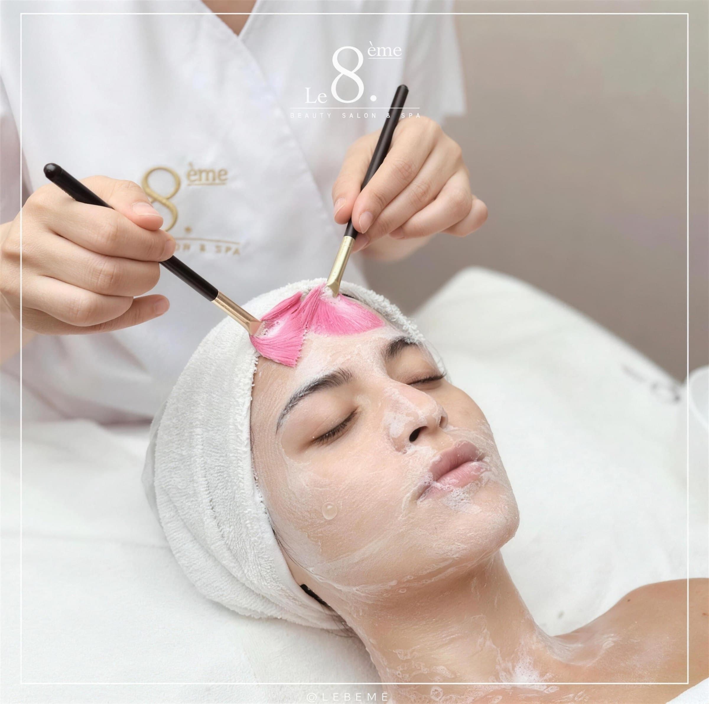 Soin du visage en cabine — application du masque au pinceau, Le 8ème