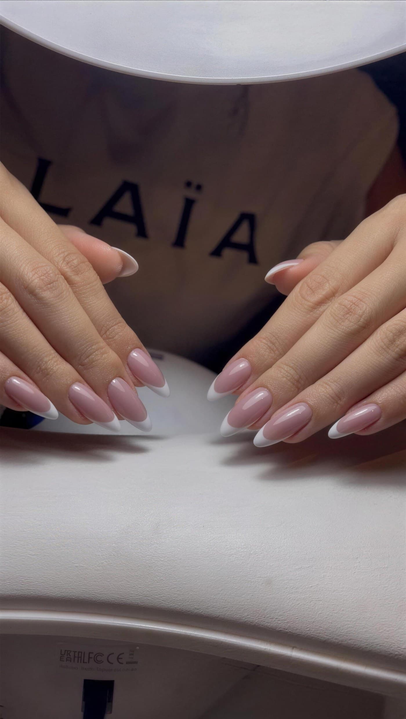 French gel sur ongles amande, les deux mains