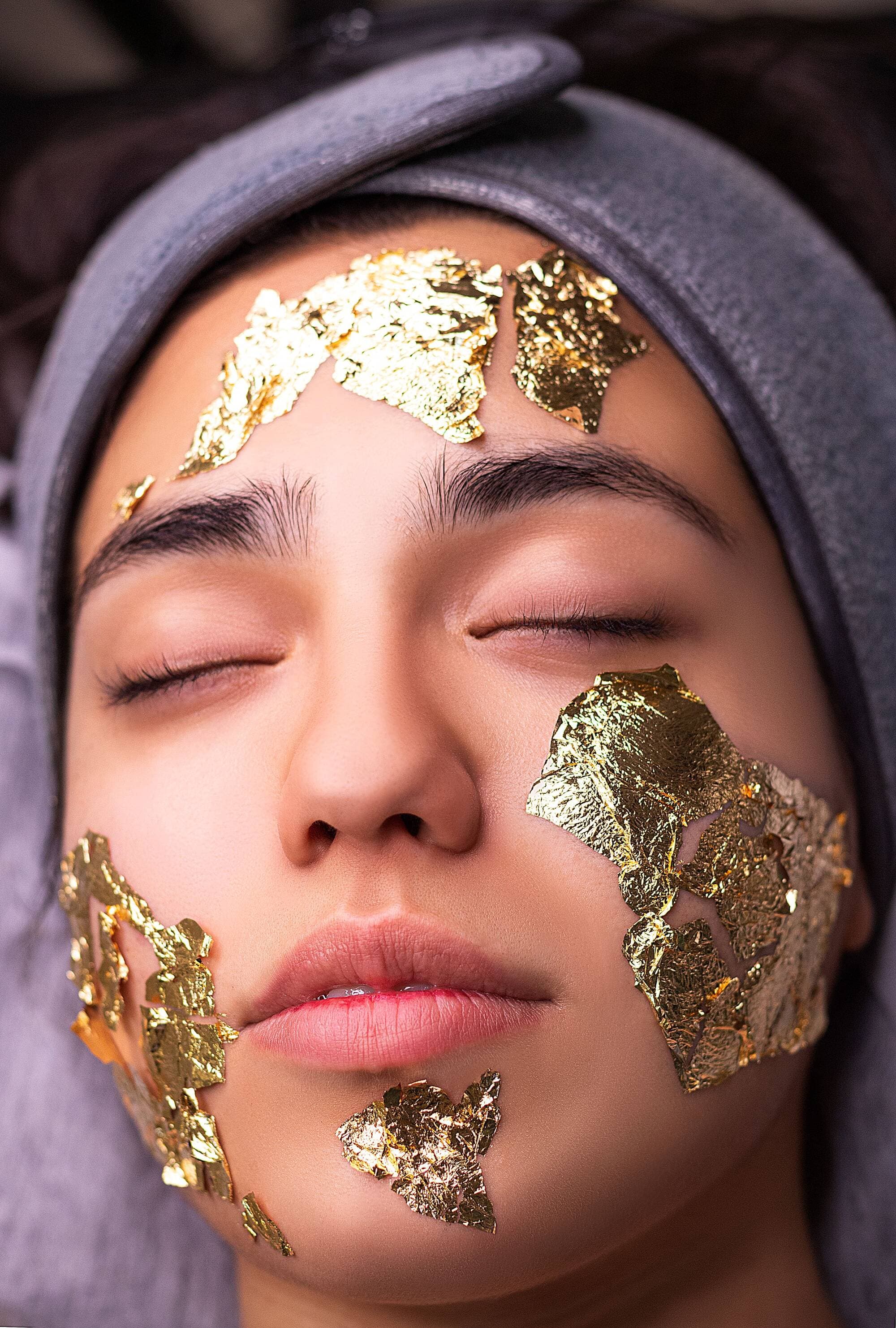 Soin du visage au masque doré, yeux clos