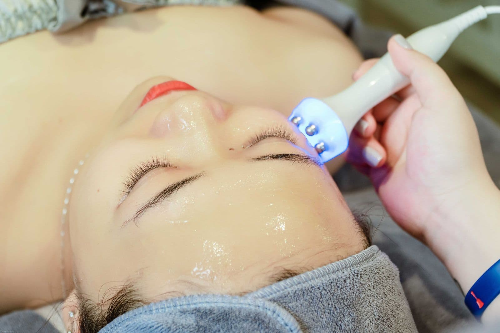 Soin du visage par appareil, précision en cabine