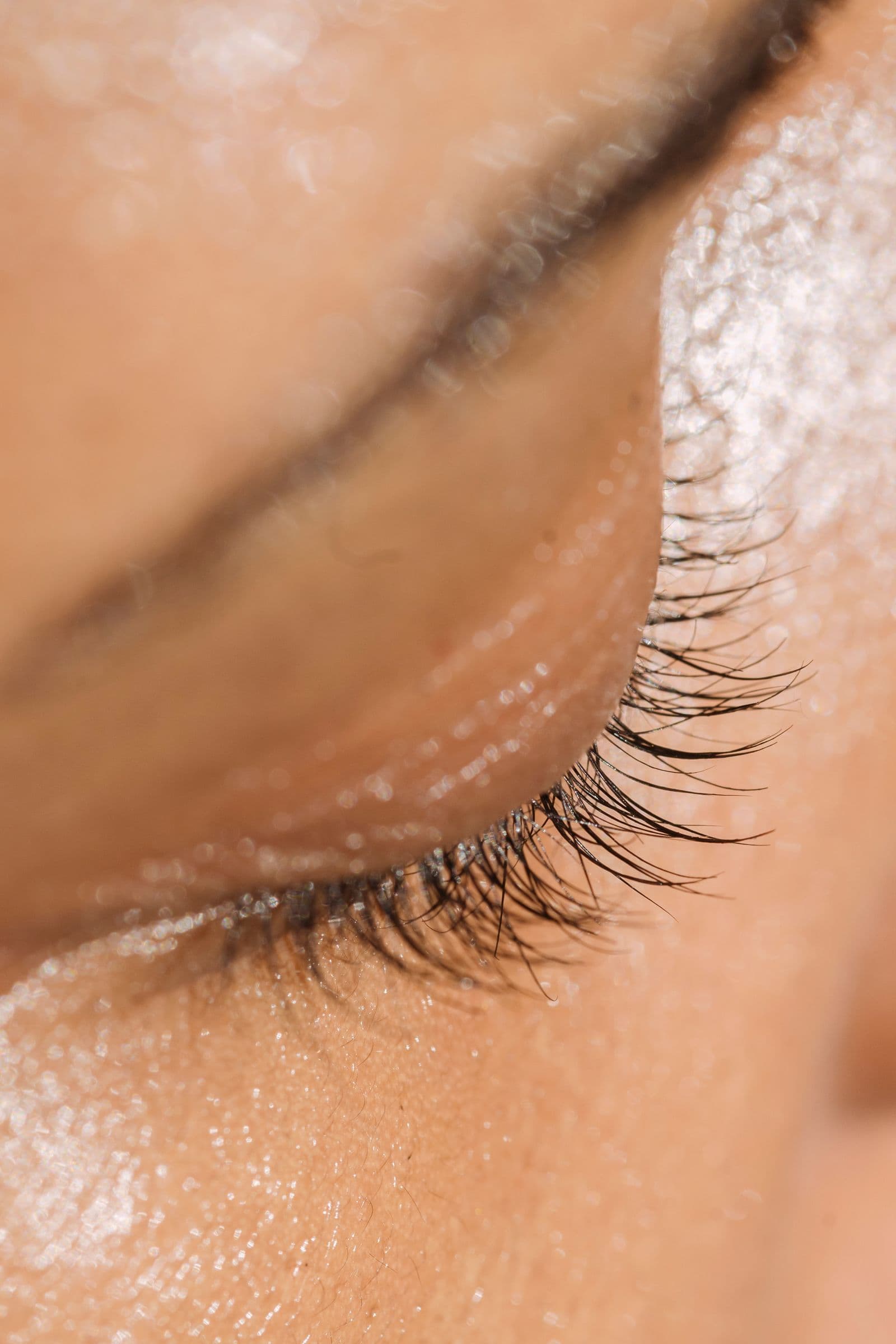 Cils et peau délicate dans une lumière pâle